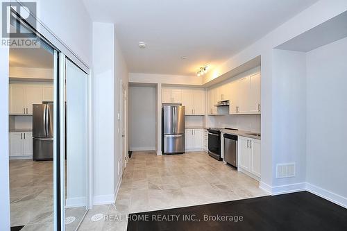 #L105 -9560 Islington Ave, Vaughan, ON - Indoor Photo Showing Kitchen