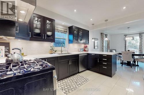 58 Regent St N, Richmond Hill, ON - Indoor Photo Showing Kitchen With Upgraded Kitchen