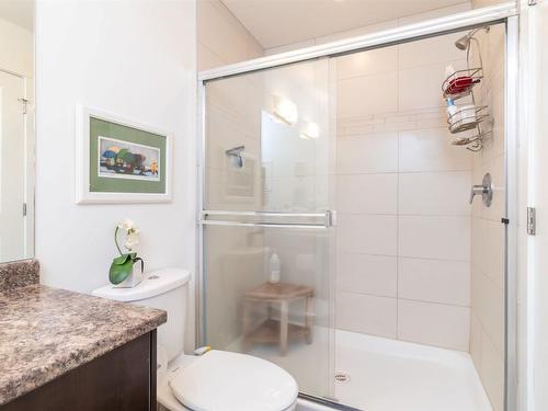 38-600 Sherwood Road, Kelowna, BC - Indoor Photo Showing Bathroom