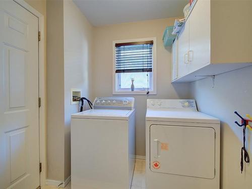 118-445 Yates Road, Kelowna, BC - Indoor Photo Showing Laundry Room