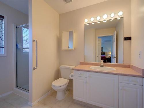 118-445 Yates Road, Kelowna, BC - Indoor Photo Showing Bathroom