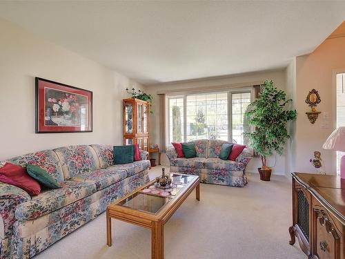 118-445 Yates Road, Kelowna, BC - Indoor Photo Showing Living Room