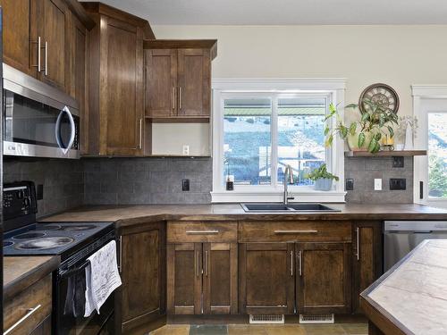 808 Kuipers Crescent, Kelowna, BC - Indoor Photo Showing Kitchen With Double Sink