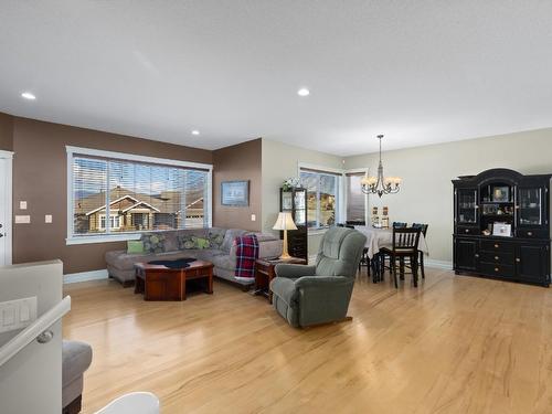 808 Kuipers Crescent, Kelowna, BC - Indoor Photo Showing Living Room