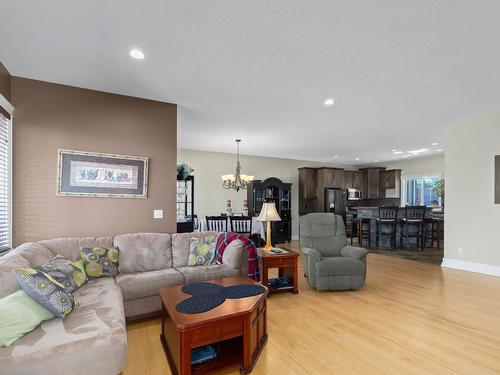 808 Kuipers Crescent, Kelowna, BC - Indoor Photo Showing Living Room
