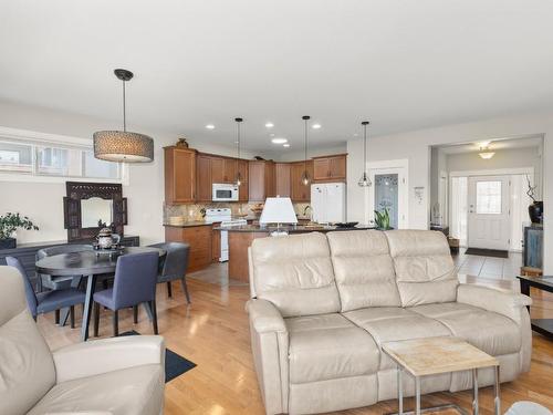 2311 Pine Vista Place, West Kelowna, BC - Indoor Photo Showing Living Room