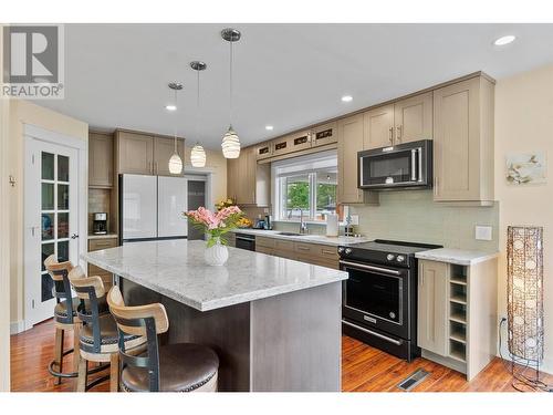 845 Richter Street, Kelowna, BC - Indoor Photo Showing Kitchen With Upgraded Kitchen