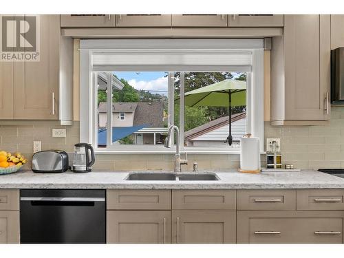 845 Richter Street, Kelowna, BC - Indoor Photo Showing Kitchen With Double Sink With Upgraded Kitchen