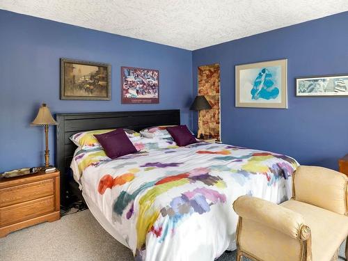 606 Pine Ridge Dr, Cobble Hill, BC - Indoor Photo Showing Bedroom
