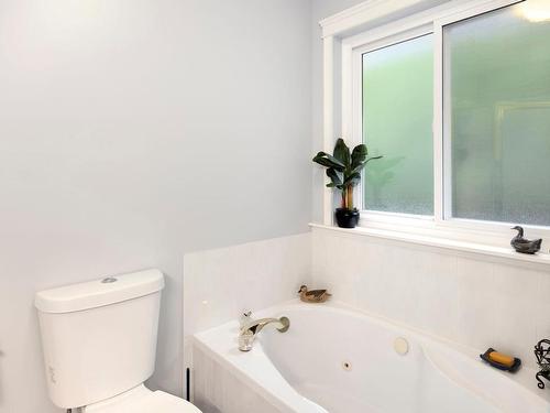 606 Pine Ridge Dr, Cobble Hill, BC - Indoor Photo Showing Bathroom