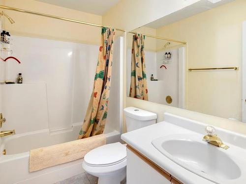 606 Pine Ridge Dr, Cobble Hill, BC - Indoor Photo Showing Bathroom