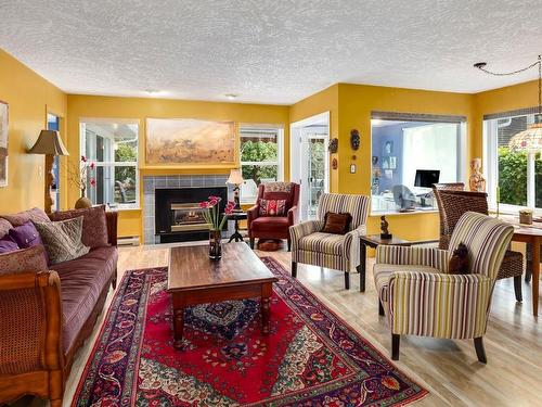 606 Pine Ridge Dr, Cobble Hill, BC - Indoor Photo Showing Living Room With Fireplace