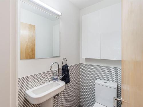 164 Larkdowne Rd, Qualicum Beach, BC - Indoor Photo Showing Bathroom