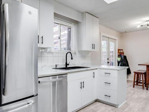 5555 Broadway St, Port Alberni, BC - Indoor Photo Showing Kitchen With Upgraded Kitchen