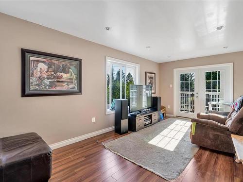 2051 Ingot Dr, Cobble Hill, BC - Indoor Photo Showing Living Room