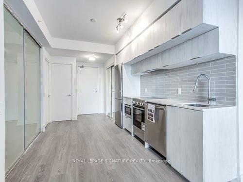 3209-181 Dundas St E, Toronto, ON - Indoor Photo Showing Kitchen With Upgraded Kitchen