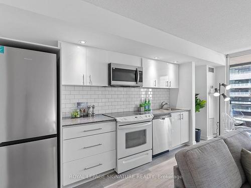 917-4K Spadina Ave, Toronto, ON - Indoor Photo Showing Kitchen With Upgraded Kitchen