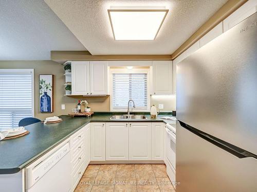 672 Karlsfeld Rd, Waterloo, ON - Indoor Photo Showing Kitchen With Double Sink