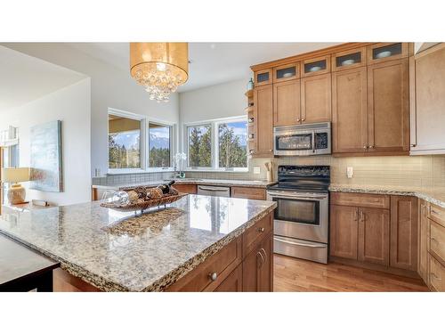 804 15Th Street, Invermere, BC - Indoor Photo Showing Kitchen With Upgraded Kitchen