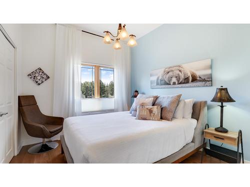 804 15Th Street, Invermere, BC - Indoor Photo Showing Bedroom
