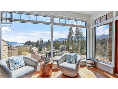 804 15Th  Street, Invermere, BC - Indoor Photo Showing Living Room