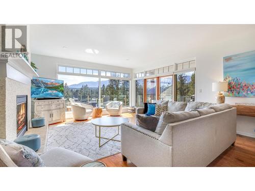 804 15Th  Street, Invermere, BC - Indoor Photo Showing Living Room