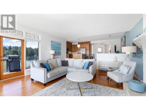 804 15Th  Street, Invermere, BC - Indoor Photo Showing Living Room