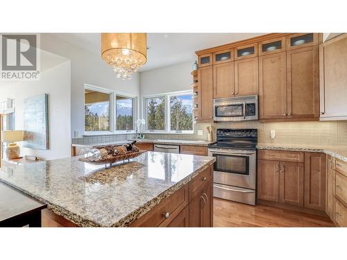 804 15Th  Street, Invermere, BC - Indoor Photo Showing Kitchen