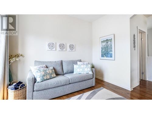 804 15Th  Street, Invermere, BC - Indoor Photo Showing Living Room