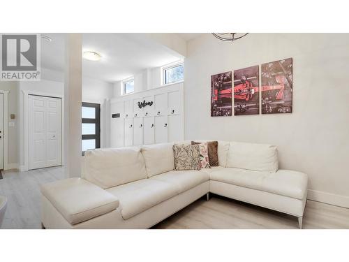 804 15Th  Street, Invermere, BC - Indoor Photo Showing Living Room