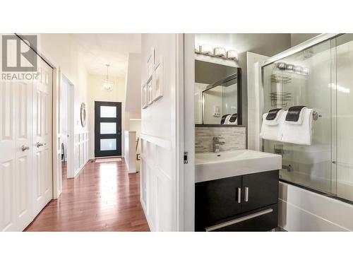 804 15Th  Street, Invermere, BC - Indoor Photo Showing Bathroom