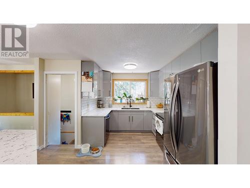 2824 Blackwater Road, Quesnel, BC - Indoor Photo Showing Kitchen