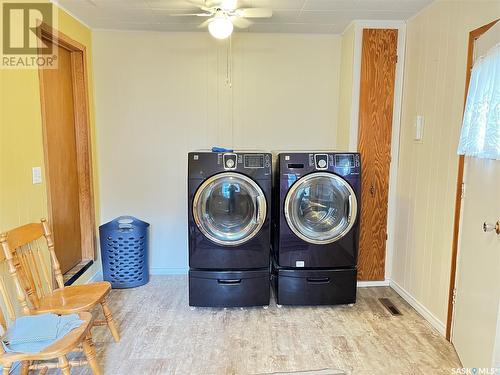 406 Sidney Street, Maple Creek, SK - Indoor Photo Showing Laundry Room