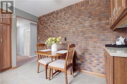 247 Fernwood Crescent, Hamilton, ON - Indoor Photo Showing Dining Room