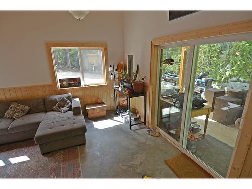 8907 Martens Road, Slocan, BC - Indoor Photo Showing Living Room