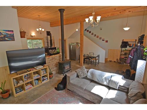 8907 Martens Road, Slocan, BC - Indoor Photo Showing Living Room