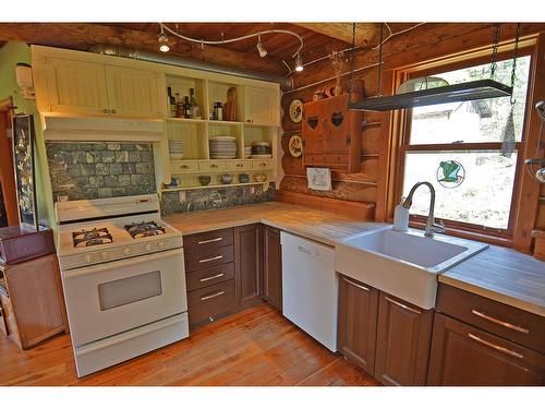 8907 Martens Road, Slocan, BC - Indoor Photo Showing Kitchen