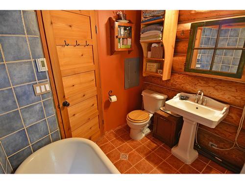 8907 Martens Road, Slocan, BC - Indoor Photo Showing Bathroom