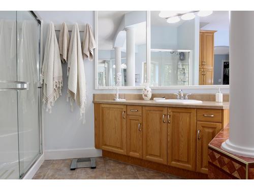 1111 Fox Tree Road, Lister, BC - Indoor Photo Showing Bathroom