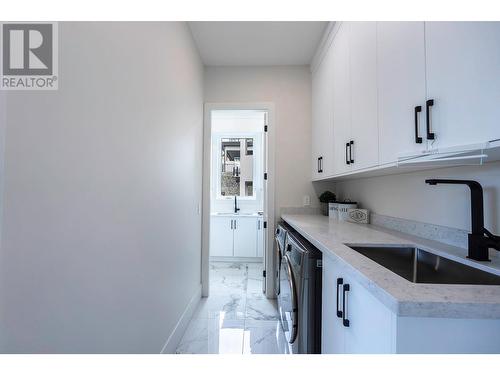 718 Carnoustie Drive, Kelowna, BC - Indoor Photo Showing Laundry Room
