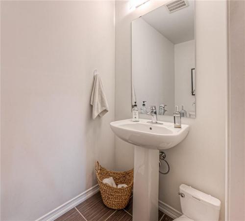 25 Anderson Road, Brantford, ON - Indoor Photo Showing Bathroom