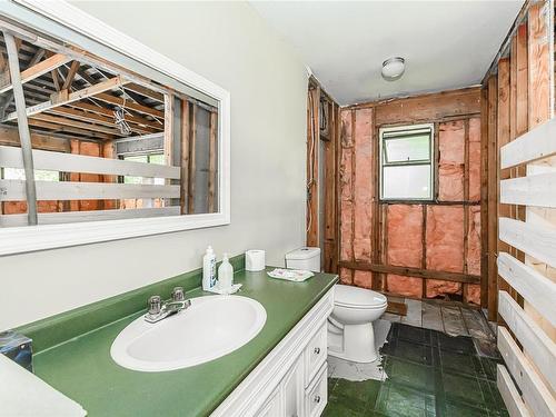 130 Monteith Rd, Salt Spring, BC - Indoor Photo Showing Bathroom