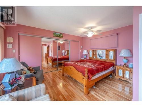 115 Cedar Avenue, Kaleden, BC - Indoor Photo Showing Bedroom