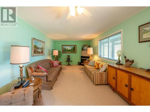 115 Cedar Avenue, Kaleden, BC - Indoor Photo Showing Living Room