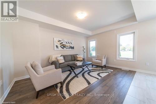 27 Mcmann Dr, Thorold, ON - Indoor Photo Showing Living Room