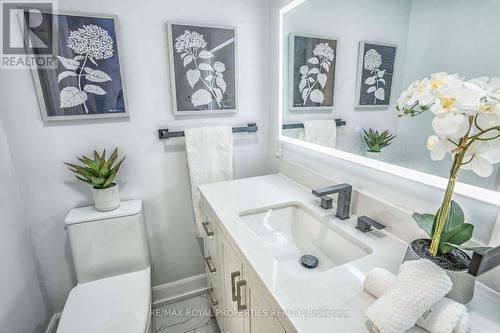 519 Greenwood Ave, Toronto, ON - Indoor Photo Showing Bathroom
