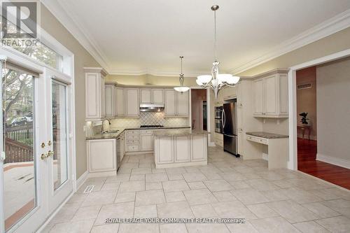 190 Lawrence Ave, Richmond Hill, ON - Indoor Photo Showing Kitchen With Upgraded Kitchen