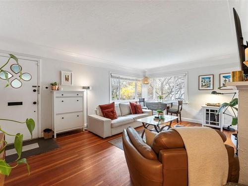 2578 Blackwood St, Victoria, BC - Indoor Photo Showing Living Room