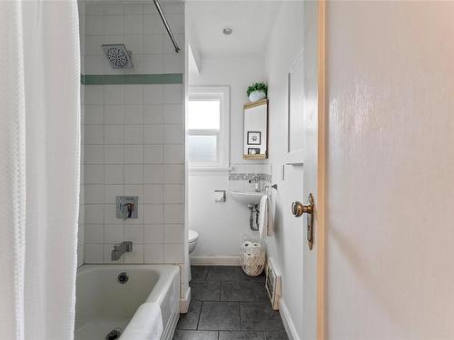 2578 Blackwood St, Victoria, BC - Indoor Photo Showing Bathroom