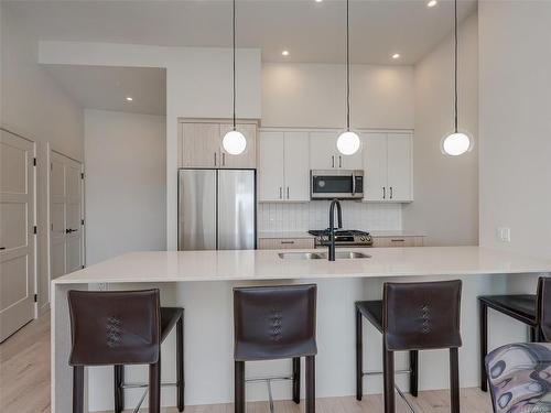 613-947 Whirlaway Cres, Langford, BC - Indoor Photo Showing Kitchen With Upgraded Kitchen